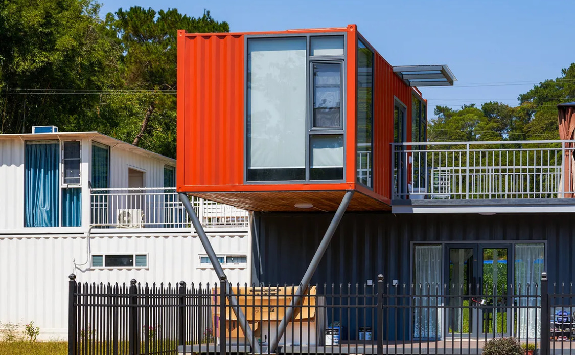 Обзор необычных домов для дачи: круглые, треугольные, дома-бочки