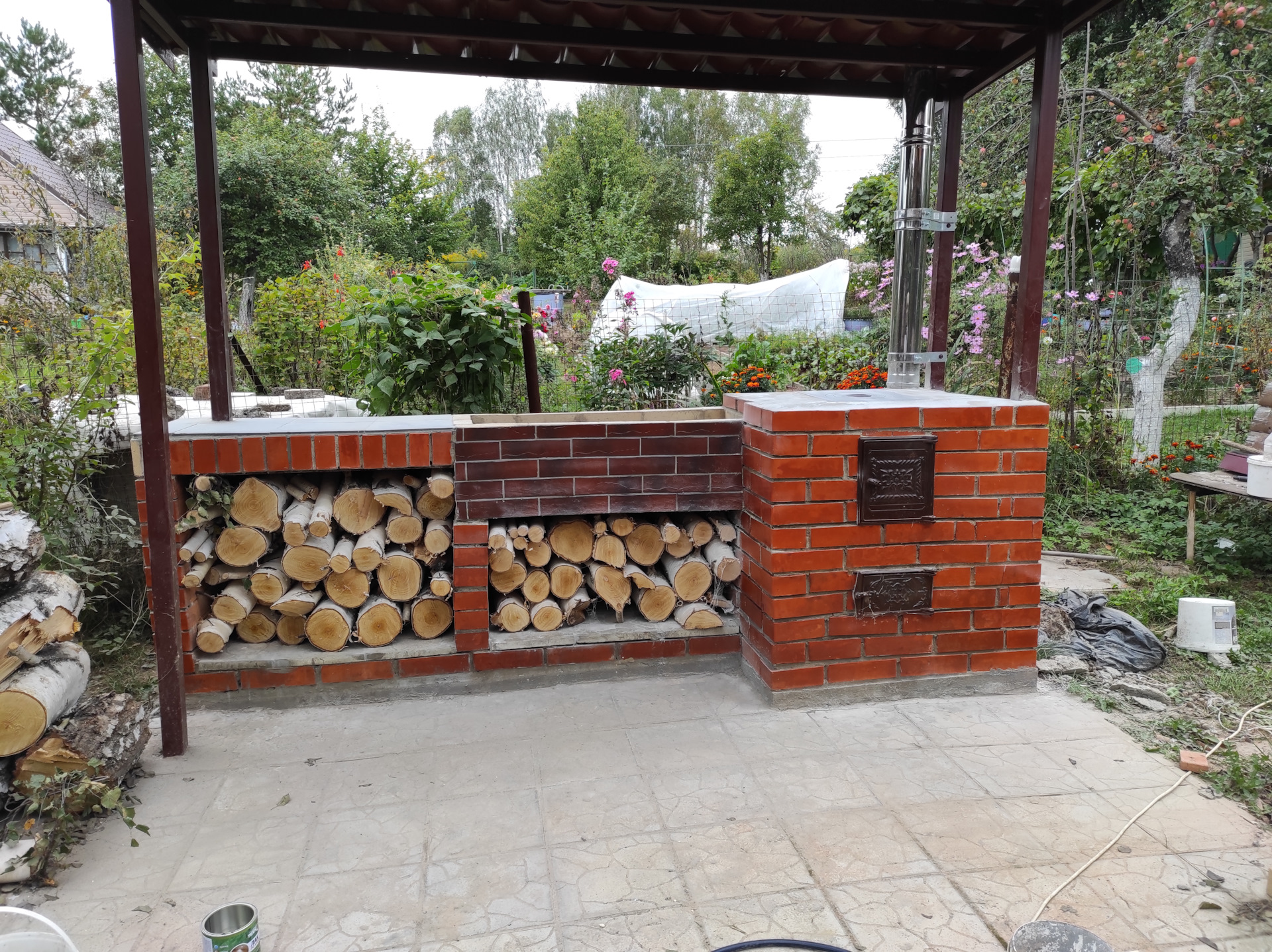 Бюджетная мангальная зона на даче своими руками