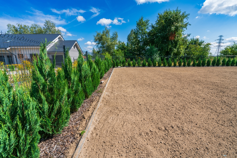 Как выровнять землю на участке