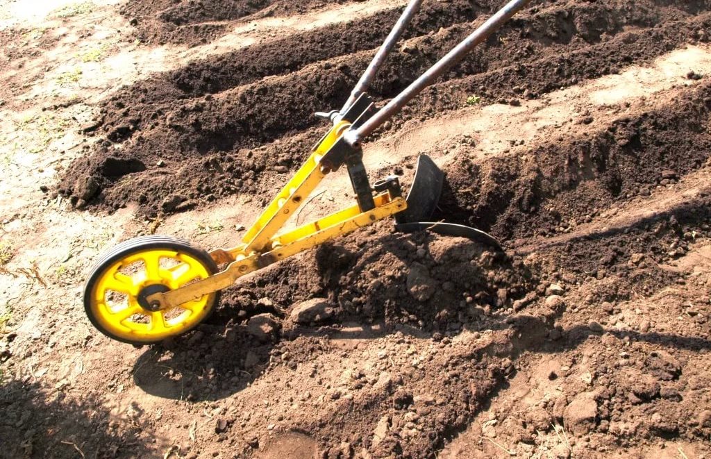 Как окучивать картошку мотоблоком