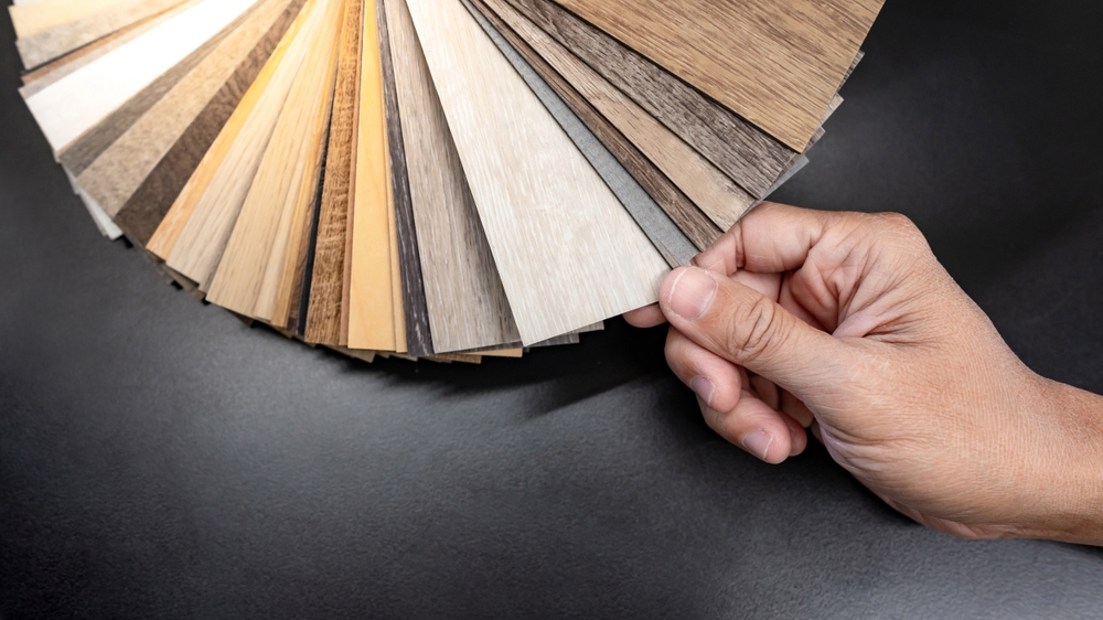 Линолеум или ламинат - что лучше в частном доме?