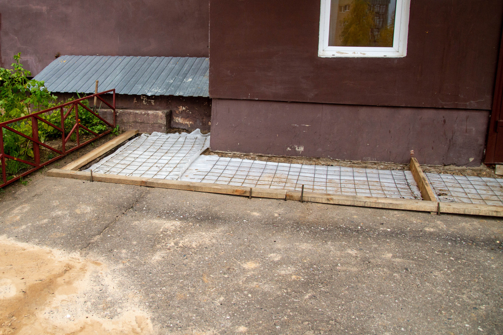 Отмостка вокруг дома: как правильно сделать и для чего нужна