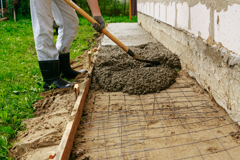 Отмостка вокруг дома: как правильно сделать и для чего нужна