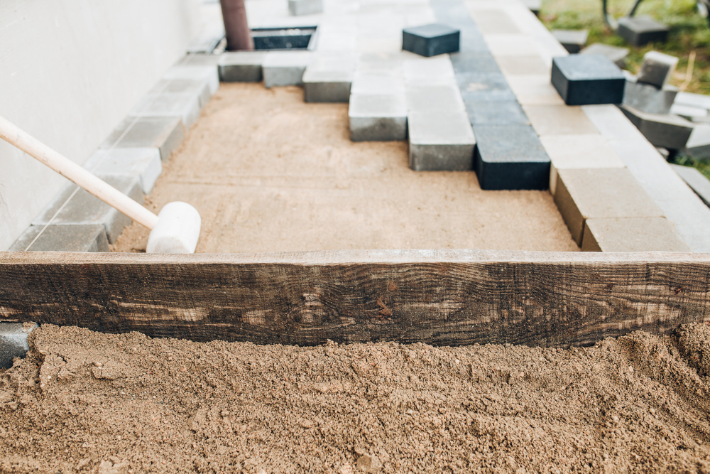 Отмостка вокруг дома: как правильно сделать и для чего нужна