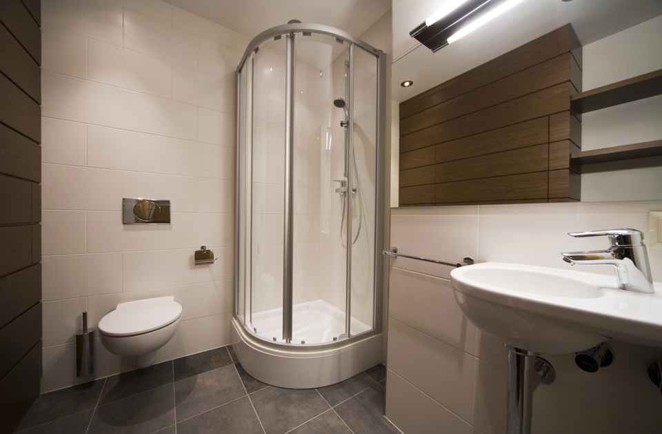 Что лучше — душевая кабина или ванна?