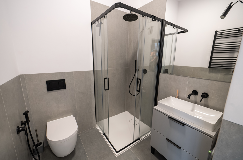 Что лучше — душевая кабина или ванна?