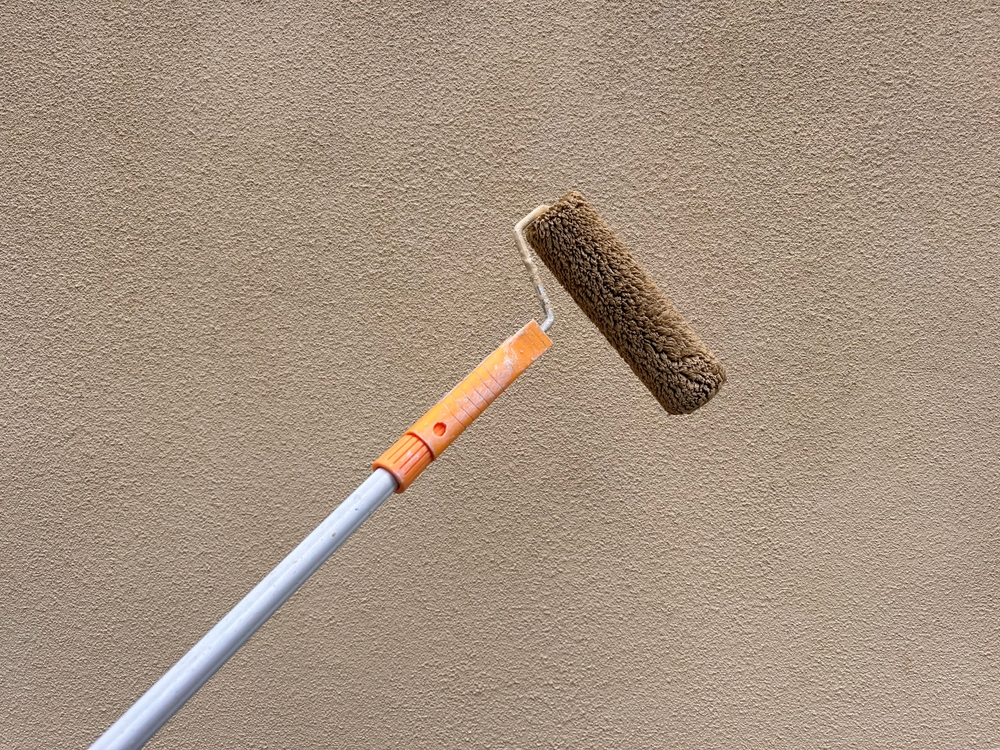 Обои или декоративная штукатурка — что лучше, выгоднее, красивее?