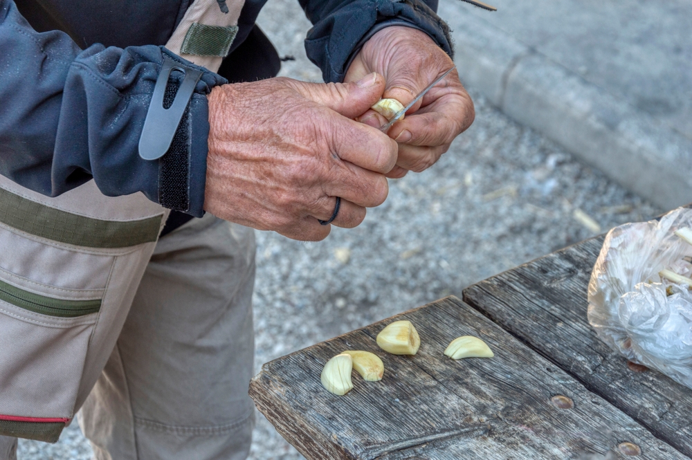 На какую глубину сажать чеснок под зиму: 4 важных нюанса