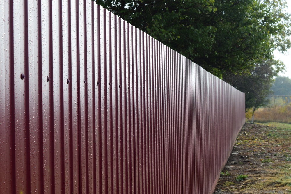 На каком расстоянии от забора соседей можно строить сарай