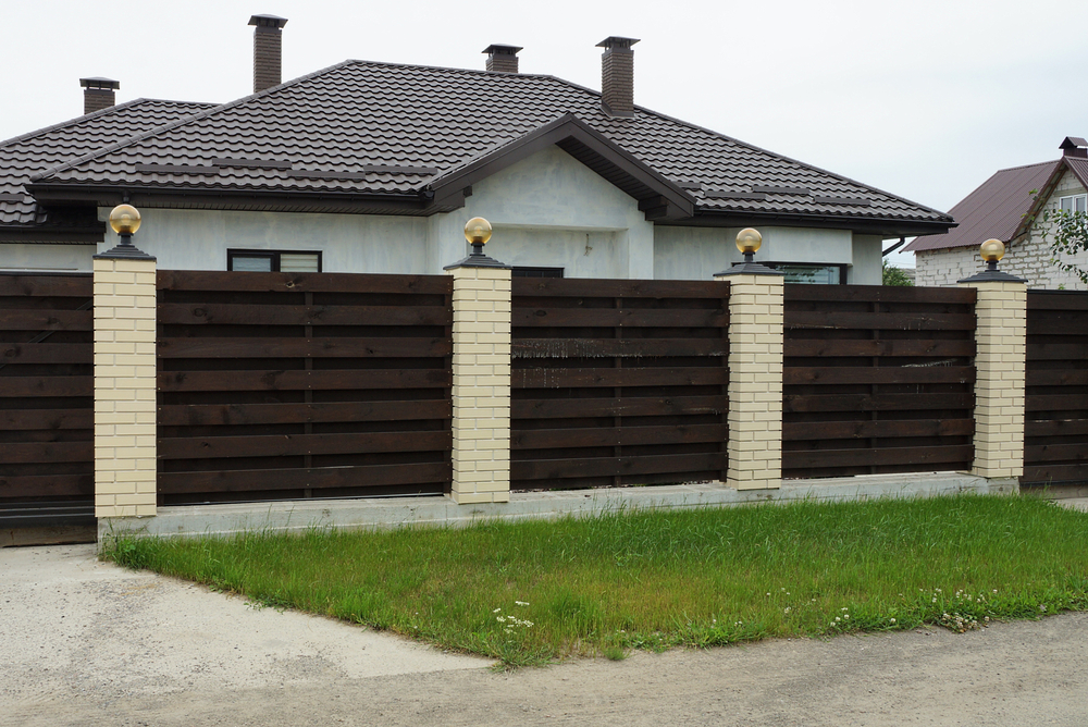 10 способов сэкономить на установке забора