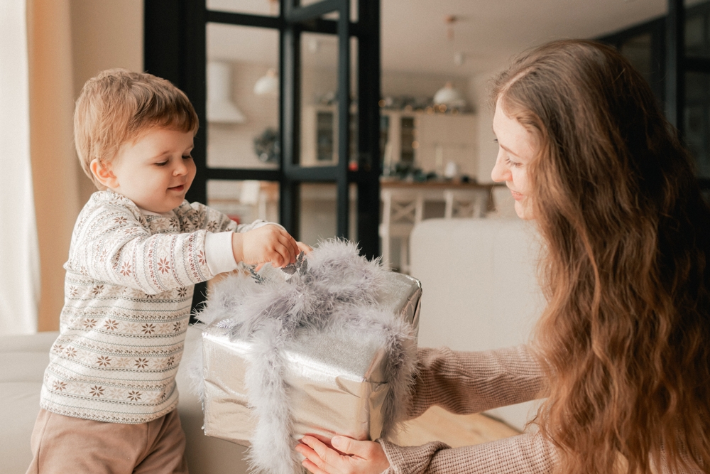 Что можно подарить на Новый год ребенку? Идеи для любого возраста