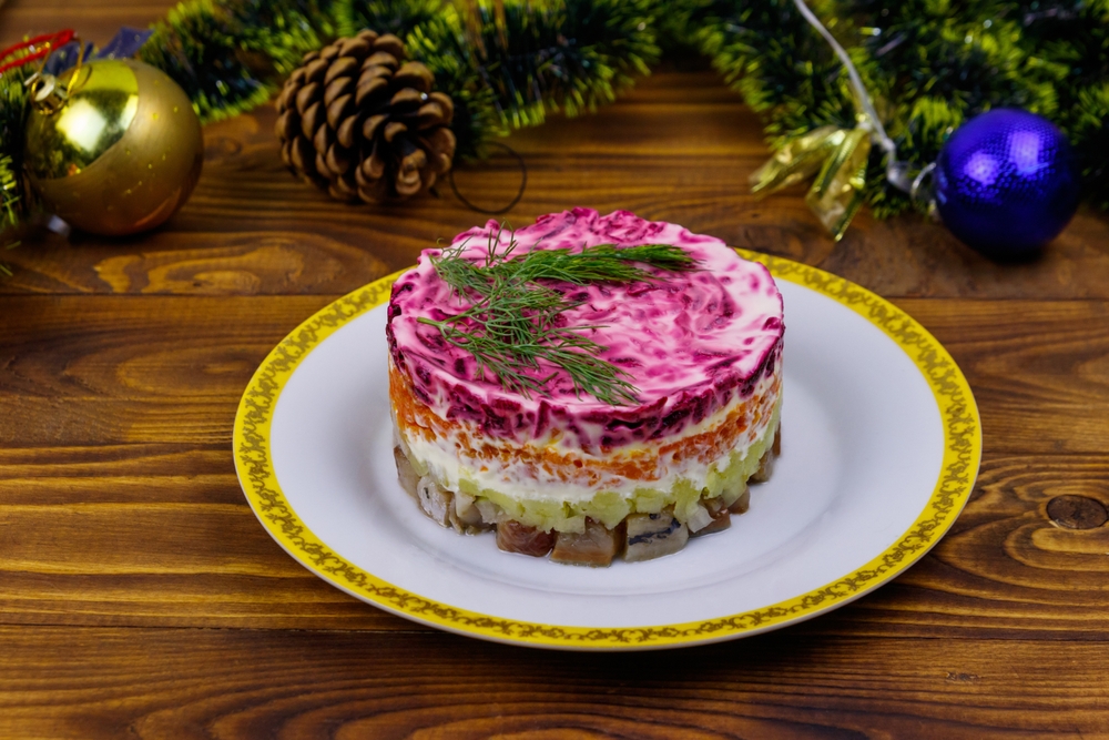 Как долго можно хранить  новогодние блюда: оливье, холодец, красную икру и другие