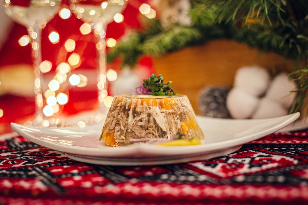 Как долго можно хранить  новогодние блюда: оливье, холодец, красную икру и другие