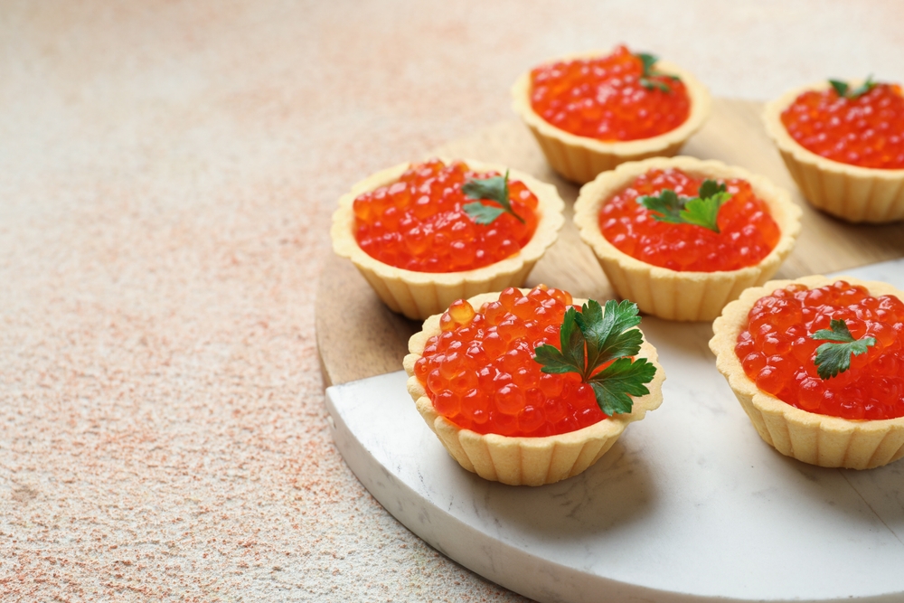 Как долго можно хранить  новогодние блюда: оливье, холодец, красную икру и другие