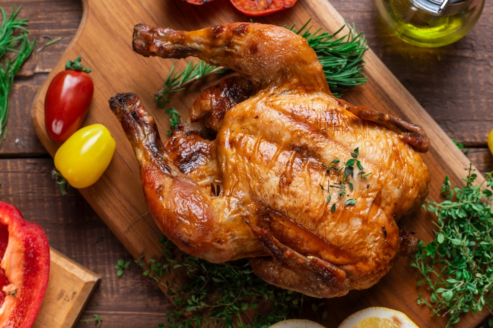 Как долго можно хранить  новогодние блюда: оливье, холодец, красную икру и другие