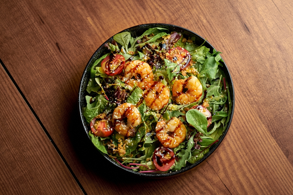 4 лучших рецепта тёплых салатов с морепродуктами для новогоднего стола