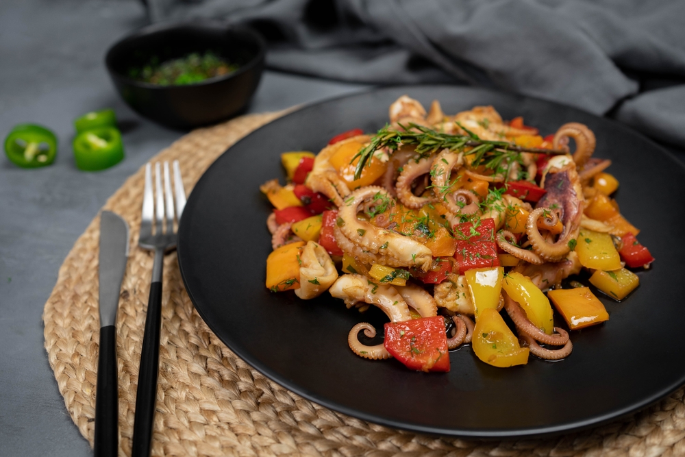 4 лучших рецепта тёплых салатов с морепродуктами для новогоднего стола