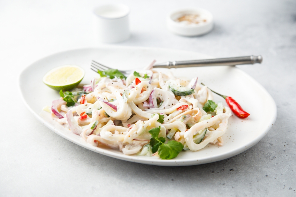 4 лучших рецепта тёплых салатов с морепродуктами для новогоднего стола