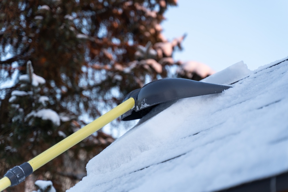 Чем лучше чистить снег с крыши частного дома, и как сделать это безопасно