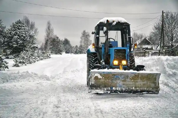 Уборка снега в СНТ в зимний период: что говорит закон, кто платит