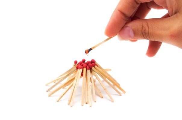 Можно ли топить баню топливными брикетами: правила розжига