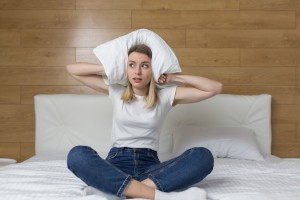 Куда жаловаться на шумных соседей: музыка, ремонт, мотоциклы и разборки