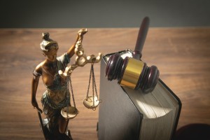 Как завещать жилье одному человеку, но сохранить за другим право там жить: законный способ