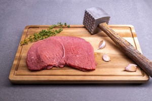 Чем отбить мясо, если нет специального молотка?