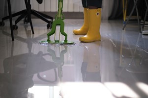 Прорвало трубу в квартире: кто виноват и что делать