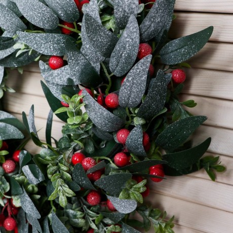 Венок новогодний d- 35 см "Уютная сказка" листья зелень ягоды