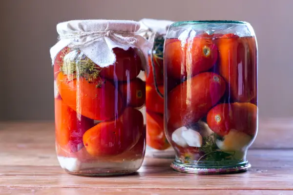 Маринуем помидоры на зиму: пять вкусных рецептов Маринуем помидоры на зиму: пять вкусных рецептов